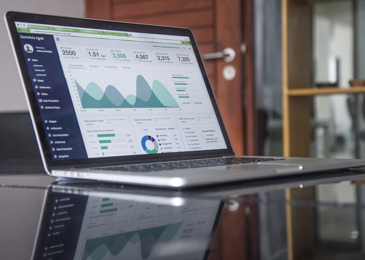 Egyedi Webáruház vs. WooCommerce: Melyik Illik Jobban Vállalkozásához?